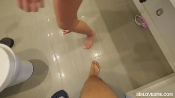 Kakak Tiriku Menyodok Batang Kerasnya Ke Dalam Mulut Daisy Stone