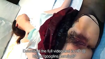 Bocah Asia Yang Basah Dan Menggoda