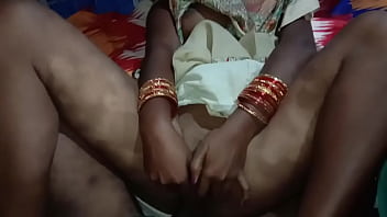 गीला योनि रस टपक रहा है पीला हिंदी में अश्लील