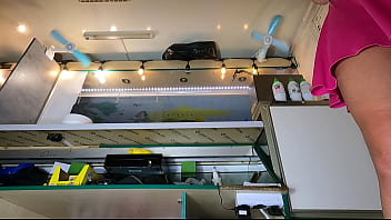 Pantat Nakal Ini Menggoda Saat Dia Membungkuk Meraih Rak Terbawah