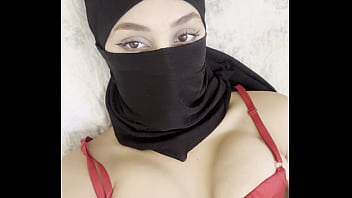 Gadis Arab Berhijab Dan Niqab Perlahan Membuka Balutan, Memamerkan Payudara Montoknya Yang Menggoda