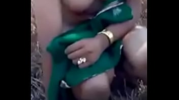 Payudara Tante Desi Menggoda Di Tempat Terbuka