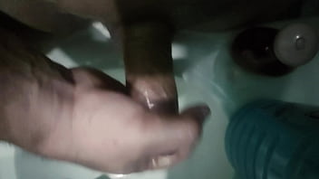 Gairah Terpendam Di Wastafel: Erangan Dan Rintihan Menanti Kepuasan Dari Serigala Nakal