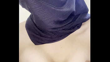 Gadis Arab Berhijab Pamer Payudara Besar, Godaan Seksi Tetek Montok, Muslimah Berbustle Menggoda