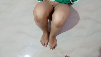 अकेली बहू की गीली चुदाई – ससुर ने सफाई करते वक्त जबरन घुसाया लंड