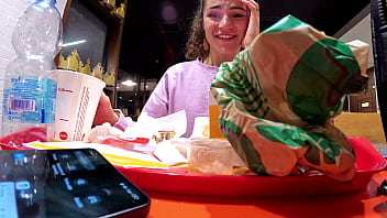 Kakak Tiriku Mengajakku Bermain Di Tempat Umum Sambil Mengendalikan Mainan Getarku Dari Jarak Jauh!