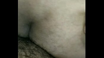 एक 18 साल की नाजुक लड़की की तंग चूत को एक मोटा लंड जोरदार तरीके से चोद रहा है, उसकी मीठी आवाजें पूरे कमरे में गूंज रही हैं।