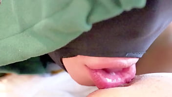 Malam Panas Bersama Ibu Rumah Tangga Thailand, Lidahku Menjelajahi Kemaluannya Yang Basah Hingga Mulutku Penuh Dengan Cairan Kenikmatan