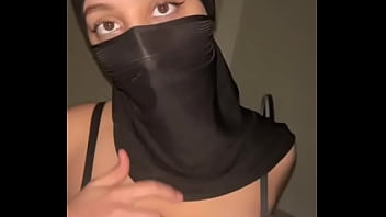 Payudara Arab Montok Bergoyang Di Balik Hijab • Muslimah Cantik Dipermainkan Di Depan Kamera
