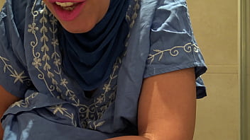 Arab Milf Nakal Dengan Bulu Kemaluan Lebat Sedang Buang Air Kecil