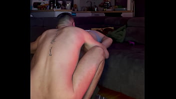 Wanita Seksi Membungkuk Dan Menerima Penetrasi Dari Belakang Dalam Posisi Doggy