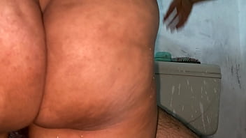 Adik Tiriku Ketahuan Mandi Telanjang Saat Semua Keluarga Pergi, Aku Langsung Gagal Kendali Dan Menghamili