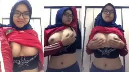 Gadis Berjilbab Berkacamata Meremas Payudara Besarnya Yang Telanjang