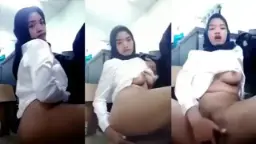 Ieznha Berjilbab Mengocok Memek Sambil Mendesah-desa