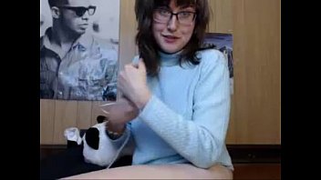 Helena Manis Menggoda Diri Sendiri Di Depan Kamera Live