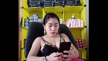 ស្រីតា Live លក់ឡេប បង្ហាញដោះធំៗស្អិតស្អាង អោយមើលហ្រ្វីគ្មានលាក់លៀម