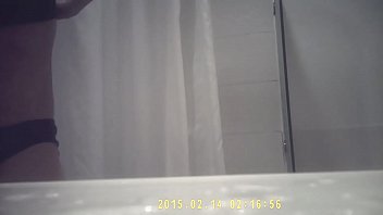 偷窥姐姐诗诗沐浴的私密瞬间