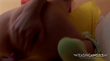 Gadis Seksi Membungkuk Dan Menunggangi Dildo Hingga Klimaks