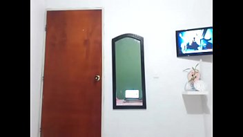Gadis Remaja Telanjang Memamerkan Memeknya Di Siaran Langsung Kamera