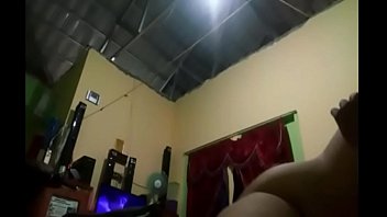 Pasangan Suami Istri Tampilkan Aksi Ranjang Langsung Di Depan Kamera
