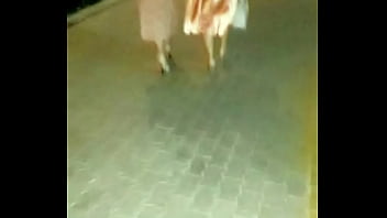 Gaun Sutra Emas Tiongkok Yang Memeluk Lekuk Tubuh