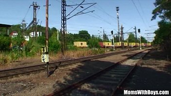 Nenek Berambut Cokelat Tua Digencet Di Pinggir Rel Kereta