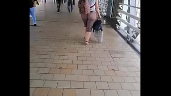 La Asiática Exhibiendo Su Trasero Desnudo