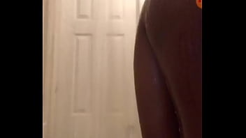 Mandi Telanjang Di Depan Kamera