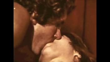 Gairah Terlarang Di Rumah Kosong, Berdua Dengan Ibu Tiri Yang Menggoda