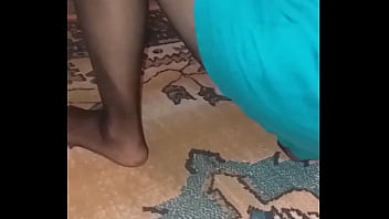 Olgun Türk Kadını Külotlu çorabıyla Halıyı Silerken Ateşli Pozlar Veriyor