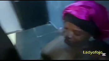 Gadis Remaja Nigeria Dan Sepupu Tirinya Beraksi Panas Di Rumah, Pacarnya Tak Bisa Memuaskannya!