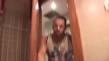 Suami Pulang Mendapati Istri Sedang Melahap Kontol Tionghoa