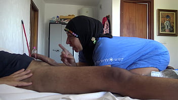 Pelayan Muslimah Turki Berikan Rimjob Dan Biarkan Ia Memuntahkan Sperma Di Mulutnya Demi Uang Tambahan.
