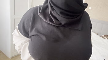 Istri Arab Temanku Memamerkan Payudaranya