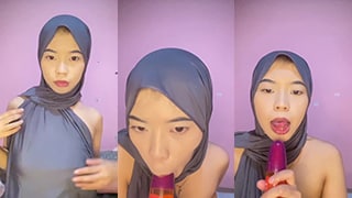Acel Celva Berhijab Hitam Mengisap Botol Dengan Penuh Nafsu