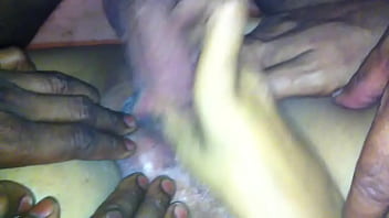 Vagina India Direnggangkan Hingga Lebar