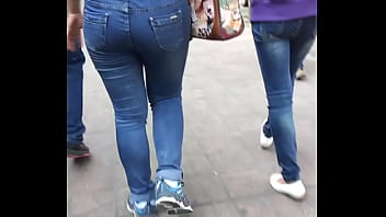 Paha Montok Gadis Tionghoa Menggoda Di Jalanan