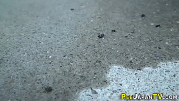 Gadis Jepang Jongkok Dengan Gaya Yang Menggoda