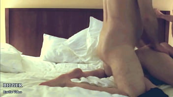 Putri Tiri Dengan Nilai Buruk Mendapatkan Pantat Perawan Direnggangkan.