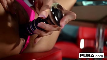 Nikita Von James, Milf Rusia Yang Panas, Merentangkan Vaginanya Dengan Mainan Kaca Yang Menggoda
