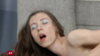 Remaja Rusia Bertubuh Jenjang Dan Kurus Menikmati Seks Anal Keras Di Sofa