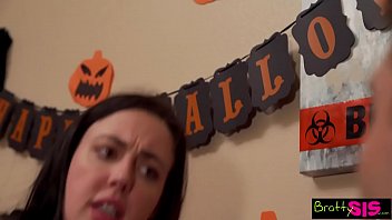 Kakak Tiri: “tangannya Gede Banget… Matanya Gede Banget… Eh, Yang Di Bawah Juga Gede Banget Ya?”