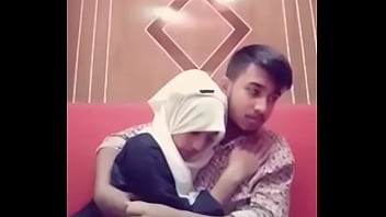 Pasangan Mesra India Berciuman Panas Di Kamar Hotel