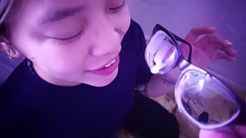 Budak Asia Menggoda Menanti Tuannya; Dia Menjilat Cairan Di Kacamatanya. Tonton Video Lengkapnya Di Sabelarsene.com