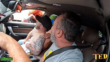 Mulatta Carioca Thais Gomes Apronta E Chupa Os Peitos De Uma Mulher Na Rua Durante A Carona
