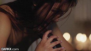 Gadis Asia Mungil Berikan Pijat Sensual Penuh Gairah Untuk Pria Berpenis Besar