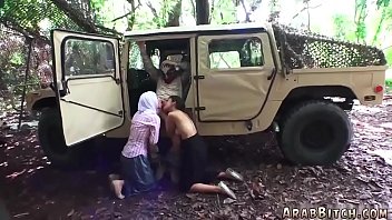 Gadis Arab Kaya Rayu Yang Ingin Merasakan Sensasi Di Ranjang Asing