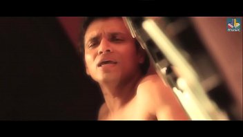 Adegan Mesra Panas Bintang Bollywood Tampilkan Payudara Dalam Video Klip