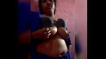 Desi Bhabhi Kesepian Yang Panas Menelepon Pacarnya Untuk Video Call Yang Menggoda