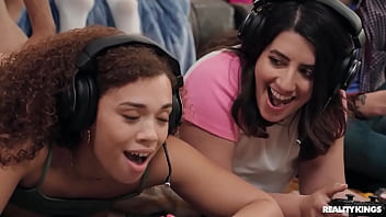 Mode Kerjasama: Petualangan Panas Untuk Gadis Gamer